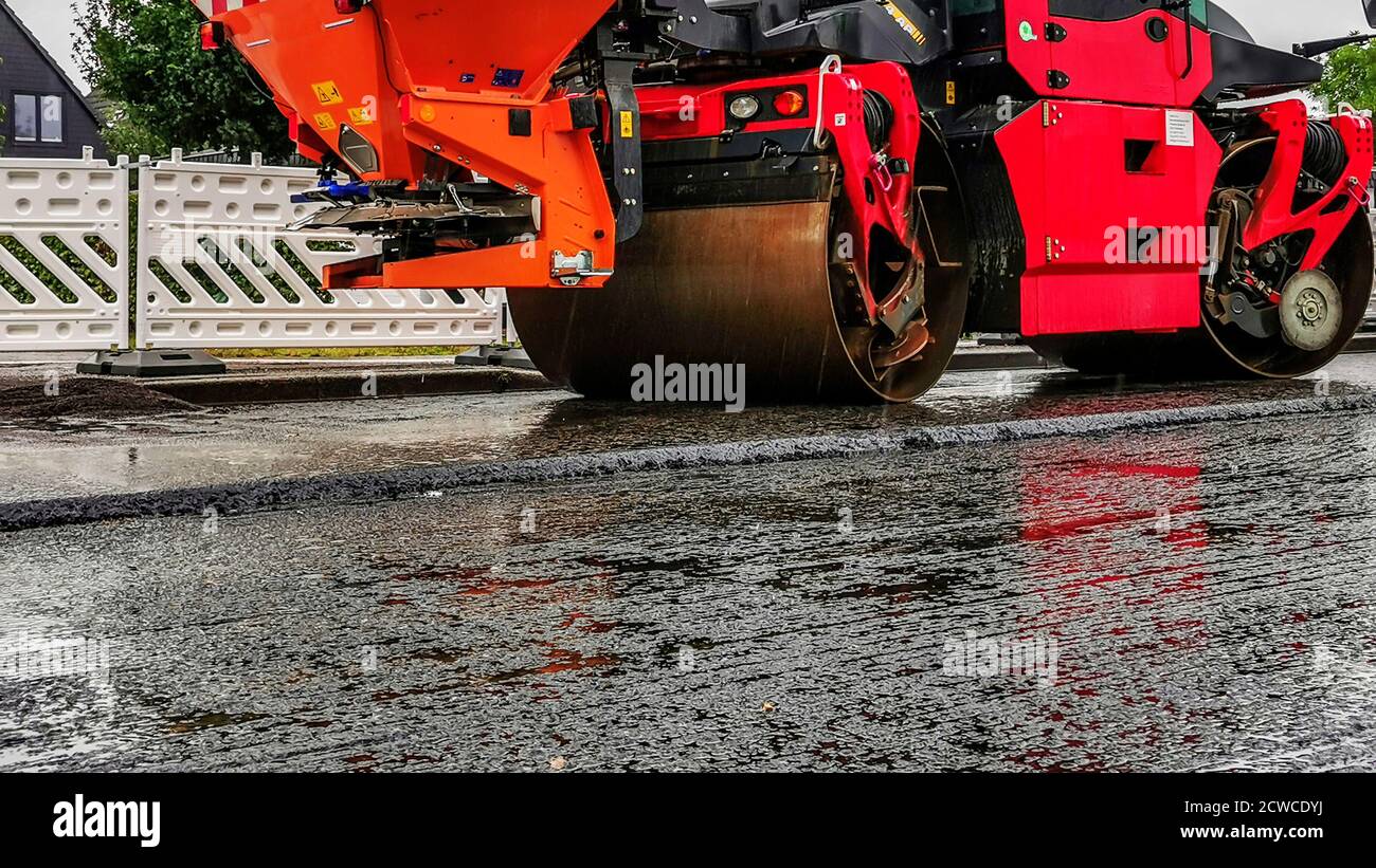 NORDERSTEDT, GERMANY - Aug 25, 2020: tar roler construction quickborner  strasse norderstedt Stock Photo - Alamy