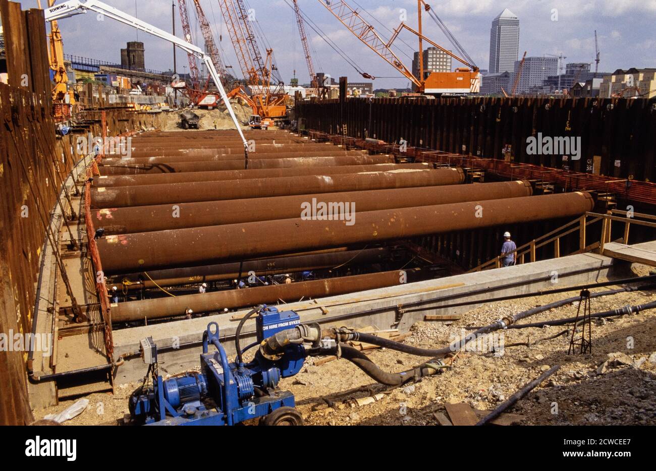 The Limehouse Link Tunnel that connects the City of London, Wapping and Canary Wharf under construction. The mile long cut and cover road project was at the time the most expensive piece of road in the world. 21 May 1991. Photo: Neil Turner Stock Photo