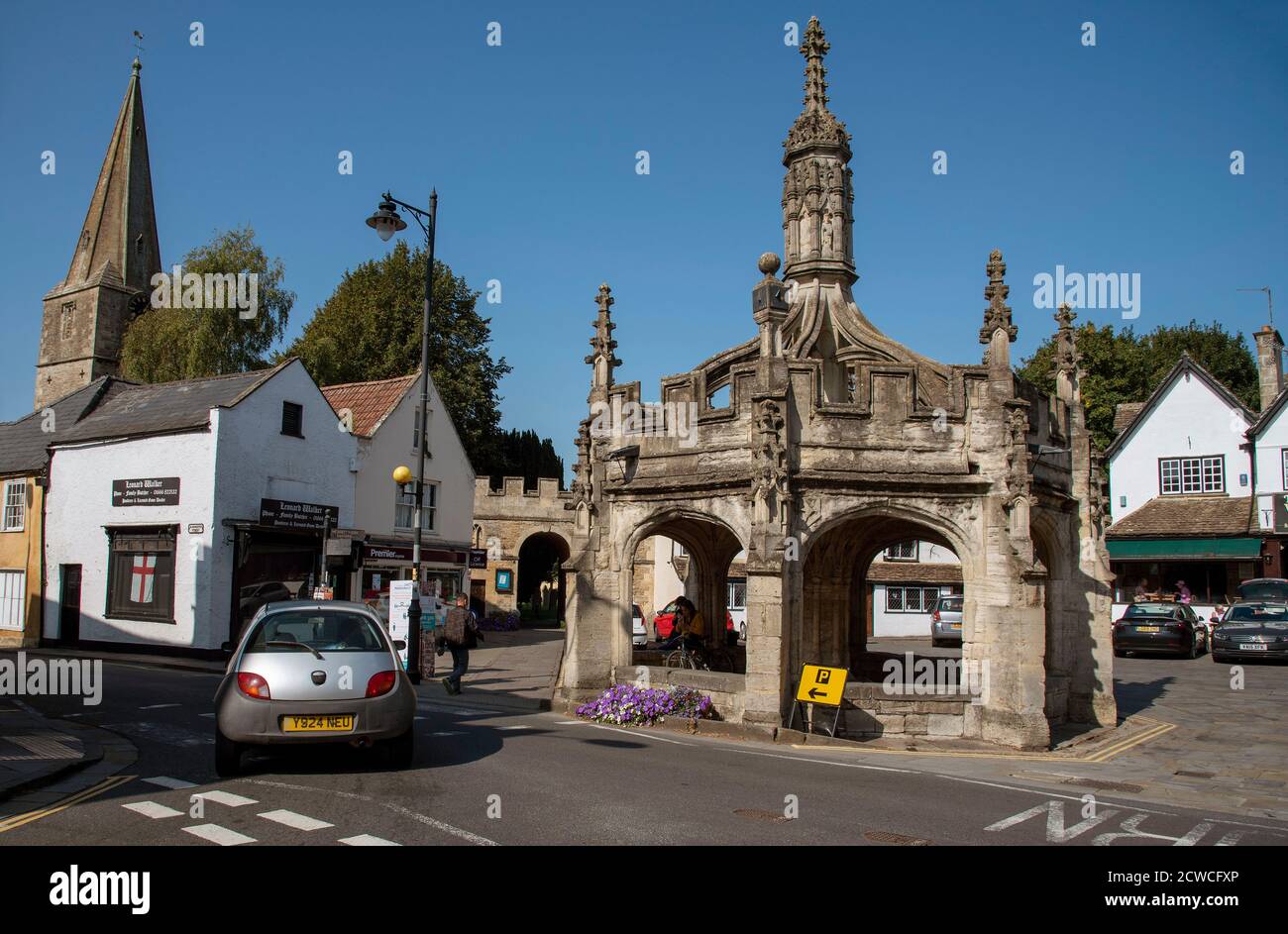 Malmesbury, Wiltshire, England, UK. 2020.  The historic market cross  on the High Street im Malmesbury, Wiltshire. Dates back to 1490, built on a grav Stock Photo