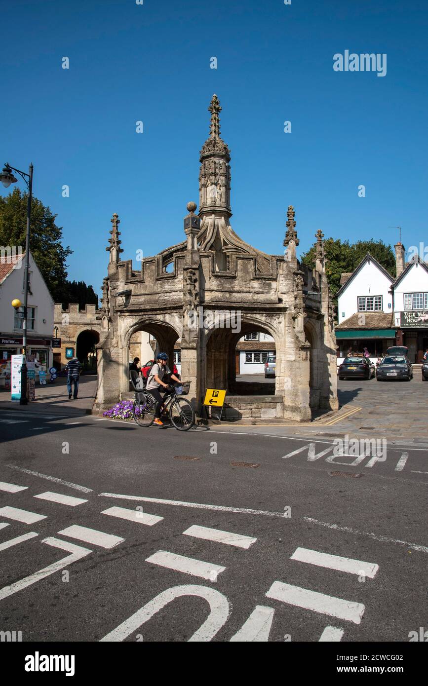 Malmesbury, Wiltshire, England, UK. 2020.  The historic market cross  on the High Street im Malmesbury, Wiltshire. Dates back to 1490, Stock Photo