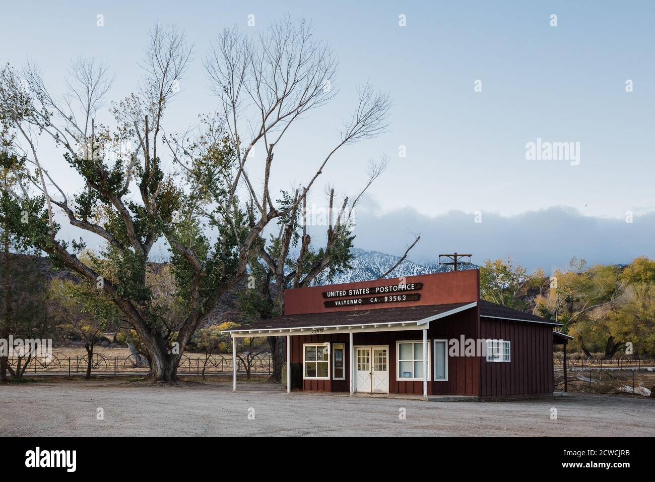 VALYERMO, UNITED STATES - Nov 27, 2018: Picturesque autumn setting with small, rural post office in Valyermo, California Stock Photo