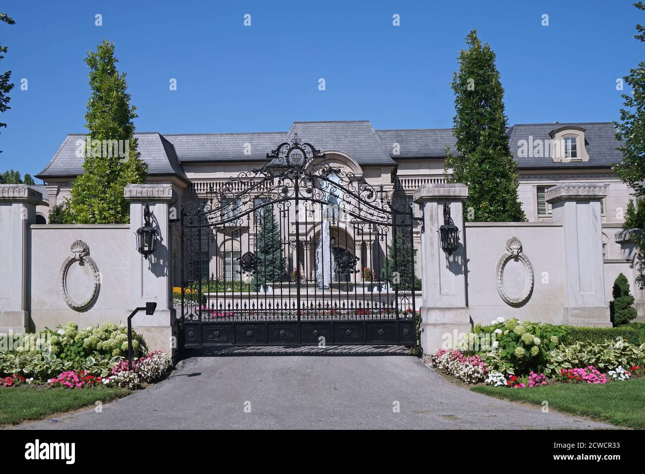 Gated mansion hires stock photography and images Alamy