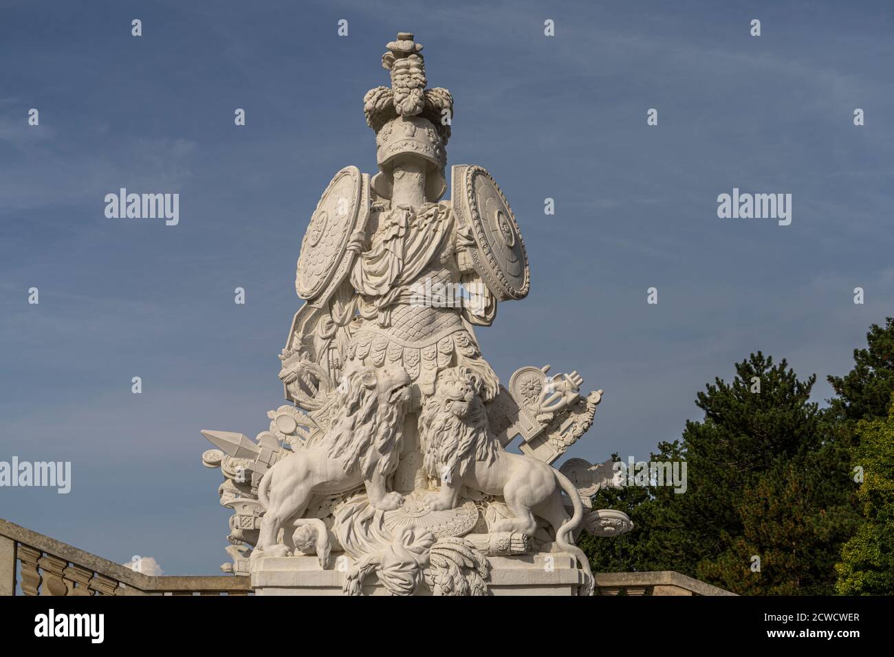 Statue an der Gloriette, Schloss Schönbrunn, UNESCO Welterbe in Wien, Österreich, Europa  |  Gloriette statue, Schönbrunn Palace, UNESCO World Heritag Stock Photo