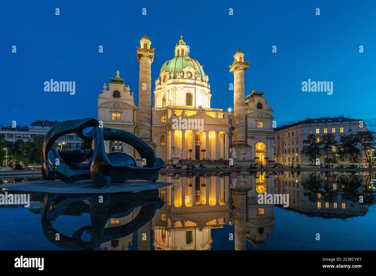 Plastik von Henry Moore Hill Arches und die Karlskirche in Wien in der  Abenddämmerung, Österreich, Europa | sculpture Hill Arches by Henry Moore  and Stock Photo - Alamy