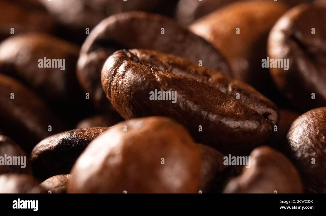 Macro view of freshly roasted coffee beans Stock Photo - Alamy