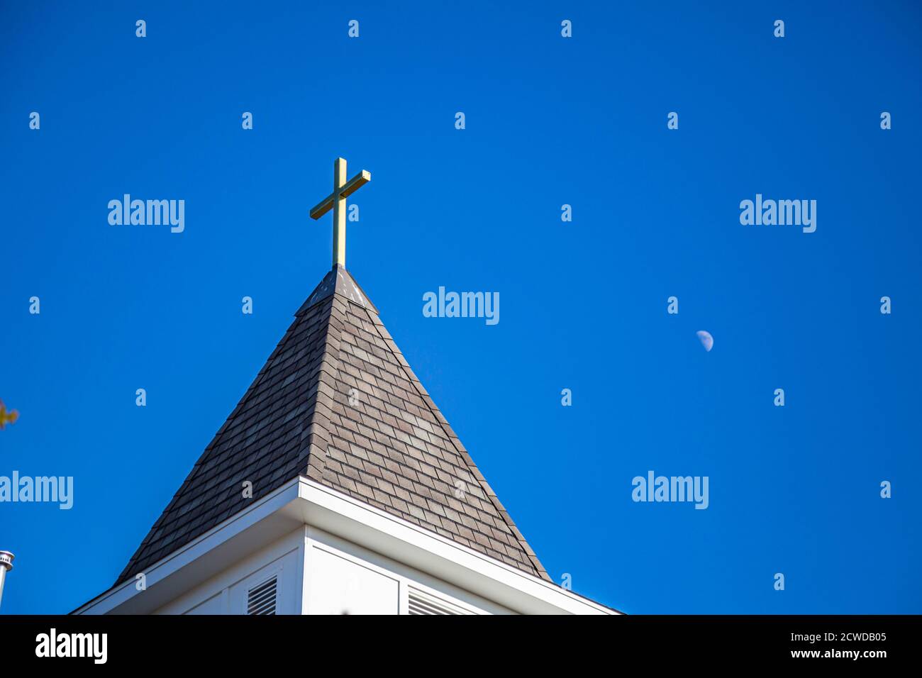 Church steeple cross on top hi-res stock photography and images - Alamy