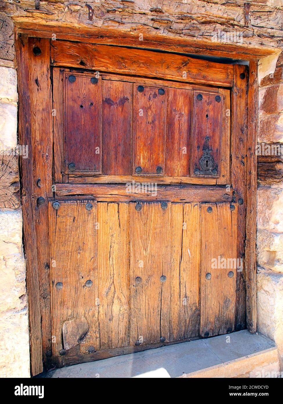 Antigua puerta de madera. Caracena. Soria. Castilla León. España Stock Photo