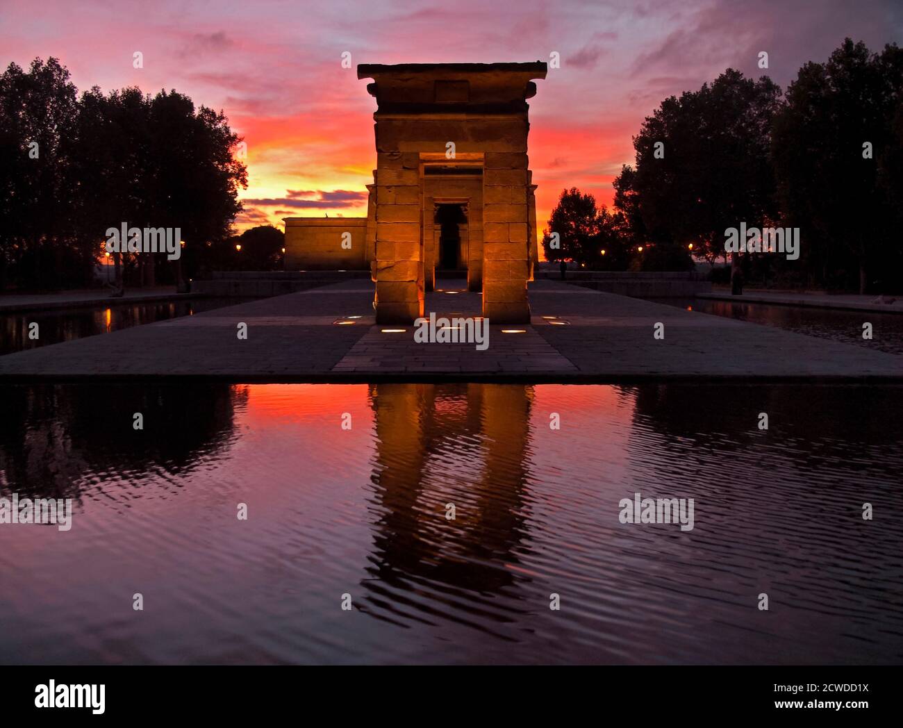 Templo de Debod al atardecer. Madrid. España Stock Photo - Alamy