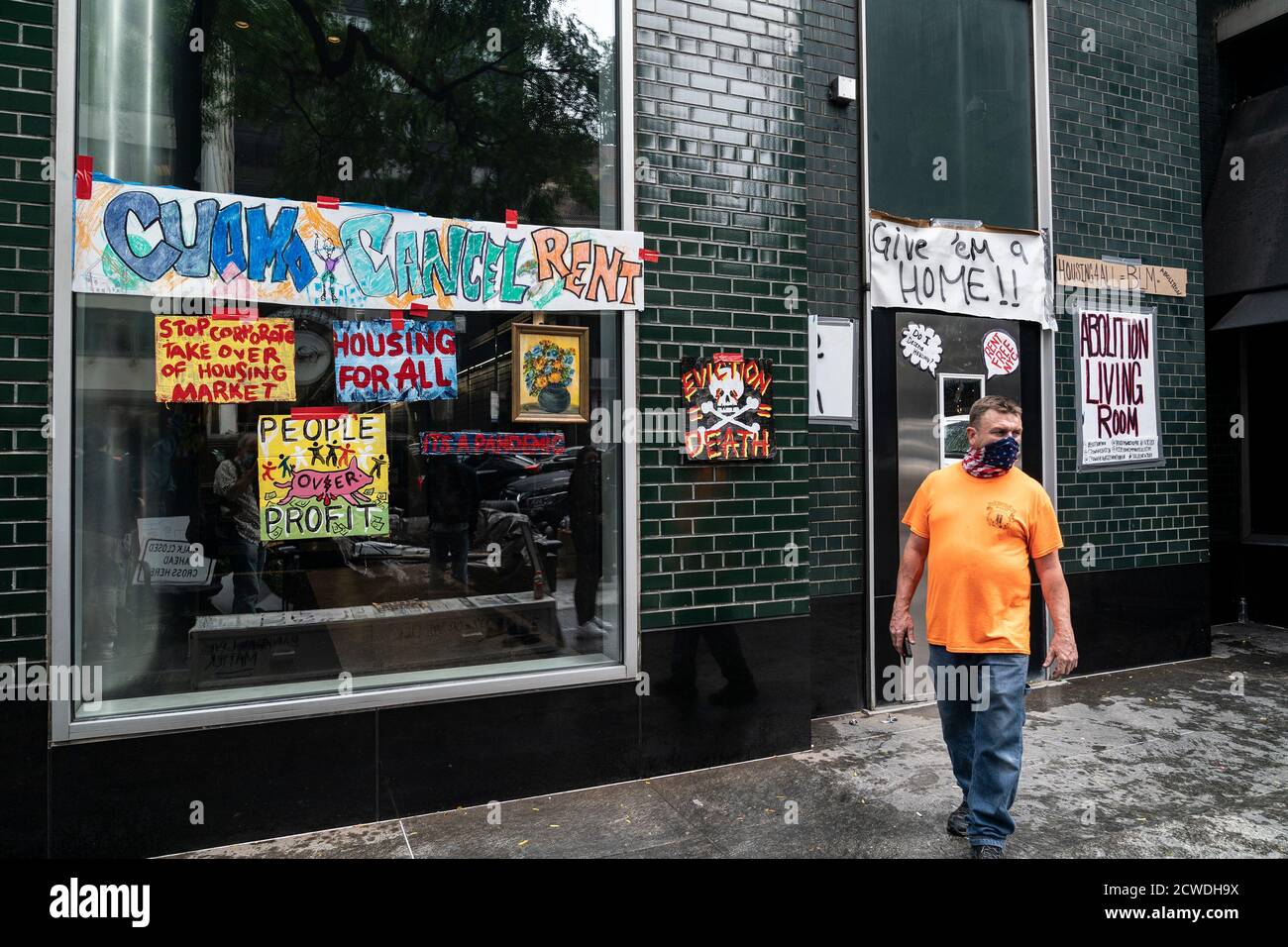 New York, United States. 29th Sep, 2020. Protesters created Abolition Living Room demanding cancel rent in front of 633 3rd Avenue in New York where NYC office of Governor located on September 29, 2020. (Photo by Lev Radin/Sipa USA) Credit: Sipa USA/Alamy Live News Stock Photo