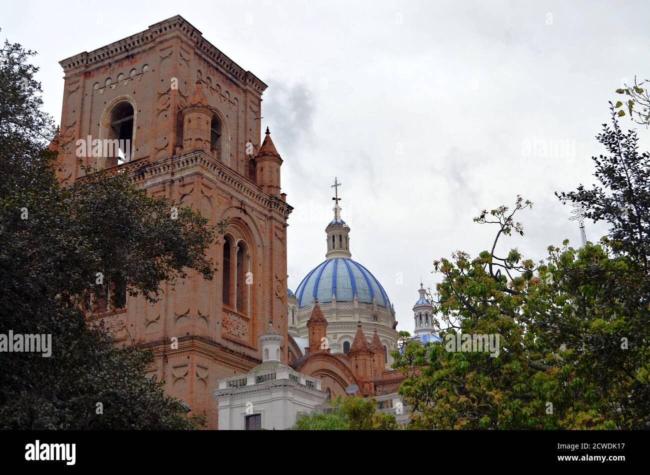 Cuenca, Ecuador - Parque Calderón Catedral Nuevo Stock Photo - Alamy
