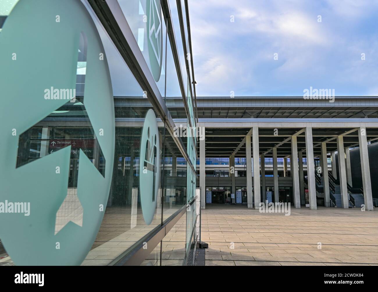 29 September 2020, Brandenburg, Schönefeld: View of the main terminal of the airport Berlin Brandenburg 'Willy Brandt' (BER). The capital airport BER at the border to Berlin is planned to open on 31.10.2020. Photo: Patrick Pleul/dpa-Zentralbild/dpa Stock Photo