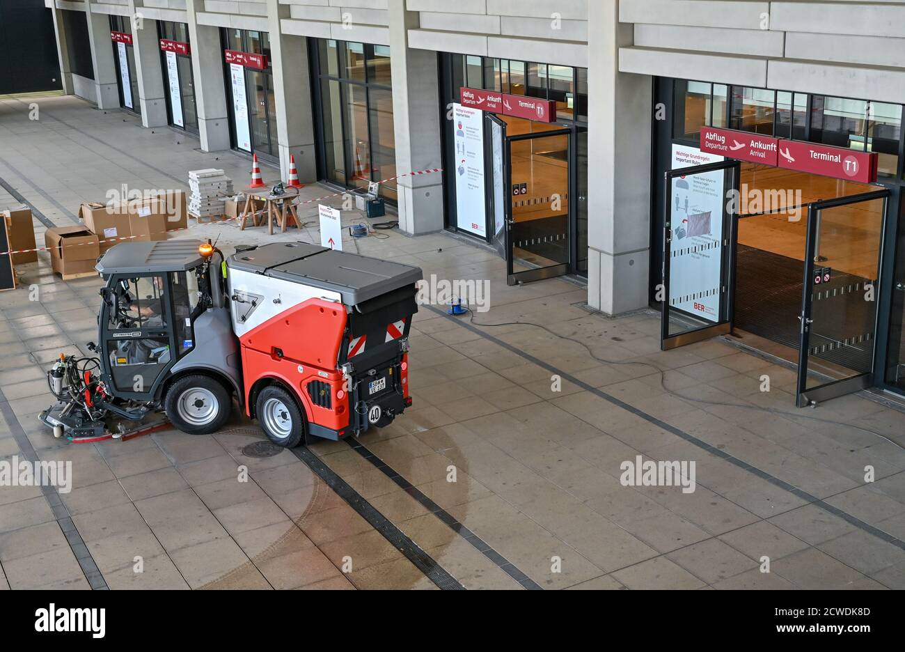 29 September 2020, Brandenburg, Schönefeld: A cleaning machine cleans the footpath in front of the main terminal of Berlin Brandenburg Airport 'Willy Brandt' (BER). The capital city airport BER on the border to Berlin is scheduled to open on 31.10.2020. Photo: Patrick Pleul/dpa-Zentralbild/dpa Stock Photo