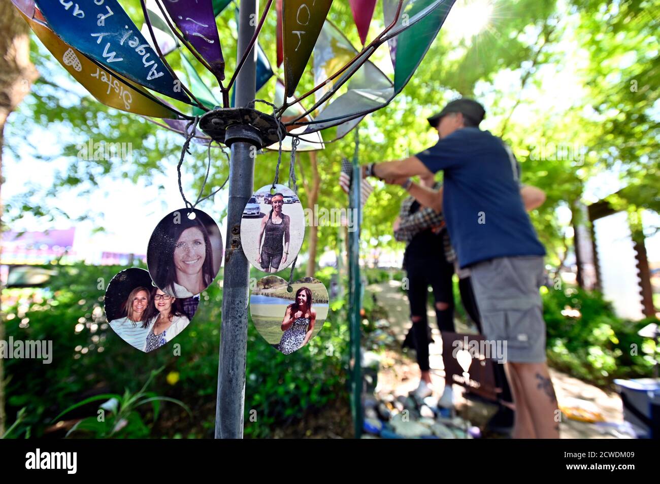 Las Vegas, Nevada, USA. 29th Sep, 2020. Debbie and Chris Davis install