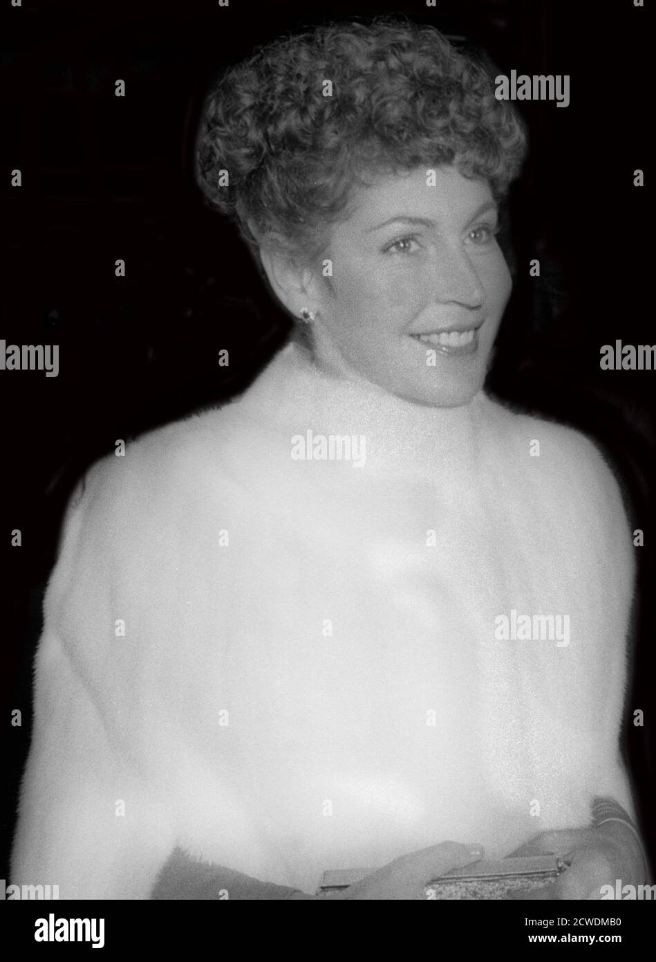 **FILE PHOTO** Helen Reddy Has Passed Away Aged 78. Helen Reddy 1977 Photo By Adam Scull/PHOTOlink/MediaPunch Stock Photo