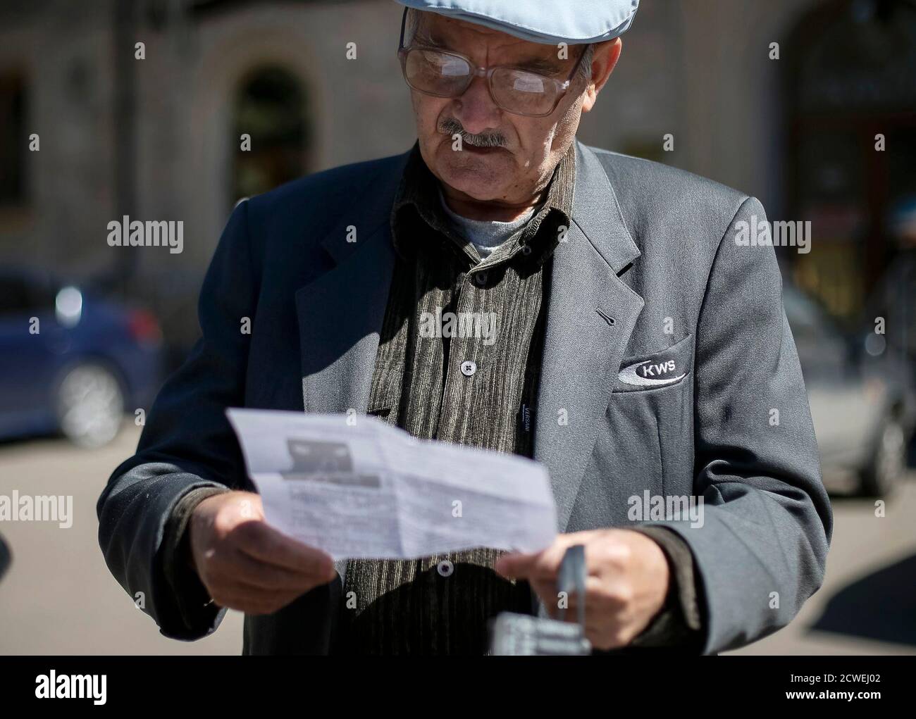 A man reads a leaflet, dropped from a Ukrainian helicopter, in Slaviansk April 25, 2014. Ukrainian Prime Minister Arseny Yatseniuk accused Russia on Friday of wanting to start World War Three by occupying Ukraine 'militarily and politically'.  REUTERS/Gleb Garanich  (UKRAINE - Tags: POLITICS CIVIL UNREST) Stock Photo