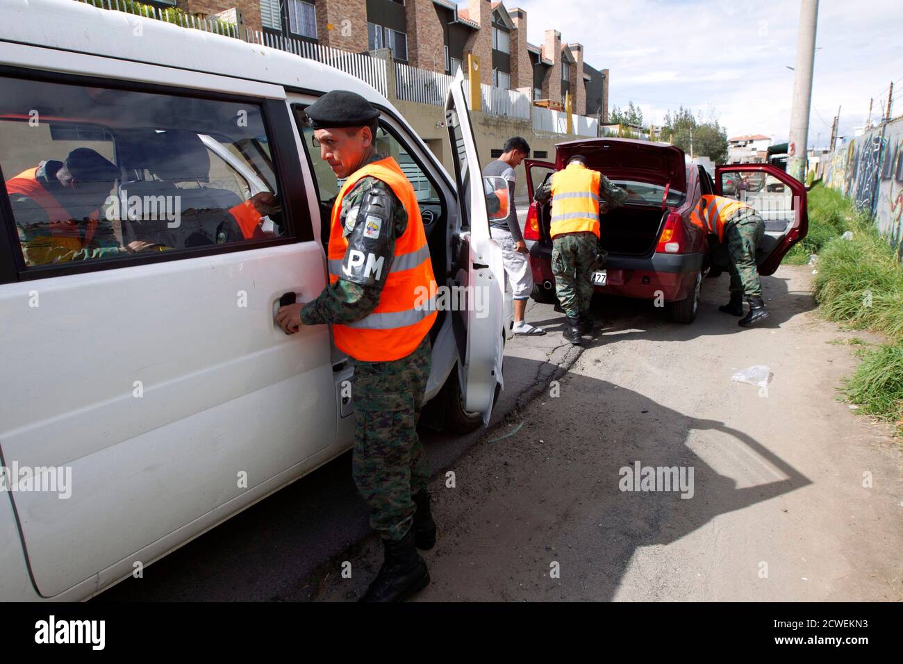 Ecuadorian military soldiers search a vehicle on a street in Quito January 28, 2015. Ecuadorian Army perform vehicle searches on the streets in an effort to assist the police in reducing crime in the country. REUTERS/Guillermo Granja (ECUADOR - Tags: MILITARY CRIME LAW POLITICS) Stock Photo