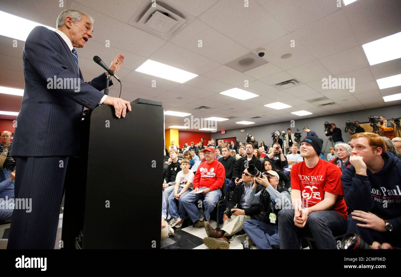 Republican presidential candidate Ron Paul speaks to supporters at a campaign stop at the Iowa Speedway in Newton, Iowa December 28, 2011. REUTERS/Rick Wilking (UNITED STATES - Tags: POLITICS) Stock Photo