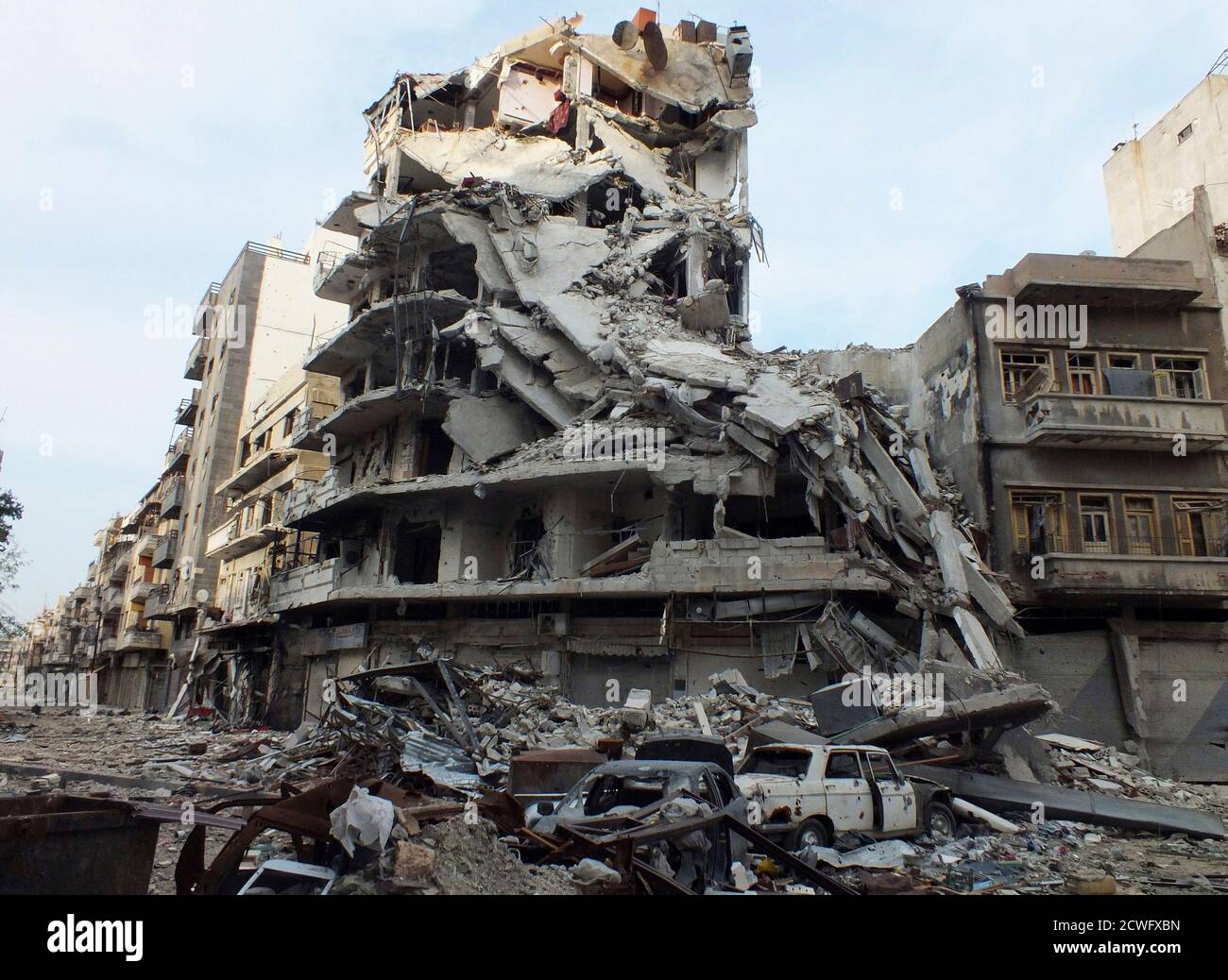 Damaged cars and buildings are seen in Juret al-Shayah in Homs November 1, 2012. Picture taken November 1, 2012.  REUTERS/Yazan Homsy (SYRIA - Tags: CONFLICT POLITICS TPX IMAGES OF THE DAY) Stock Photo