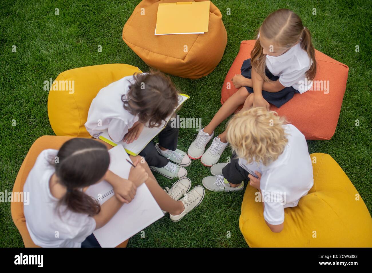 Kids working project hi-res stock photography and images - Alamy