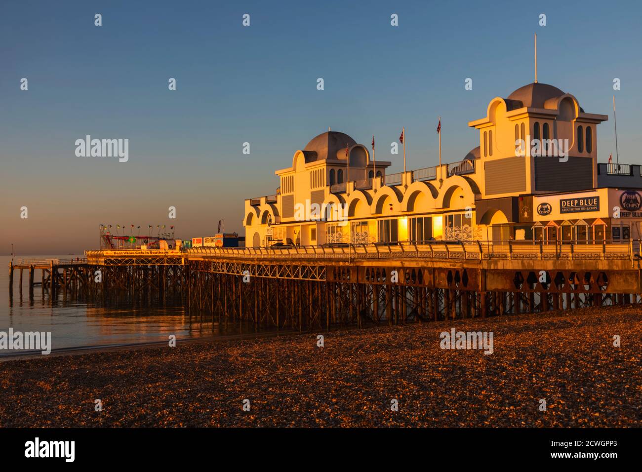 England, Hampshire, Portsmouth, Southsea, Beach and South Parade Pier Stock Photo