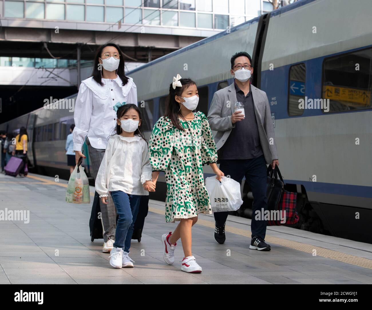 Seoul South Korea 30th Sep 2020 People Wearing Face Masks Prepare To Board Their Train At Seoul Station In Seoul South Korea Sept 30 2020 Many South Koreans Still Choose To Take