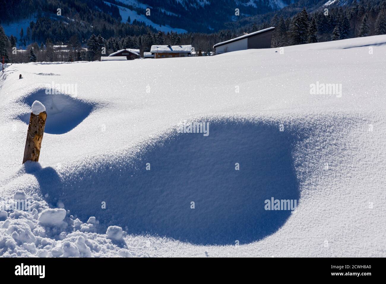 Winterlandschaft; Schneewehe; Häuser, Berge Stock Photo