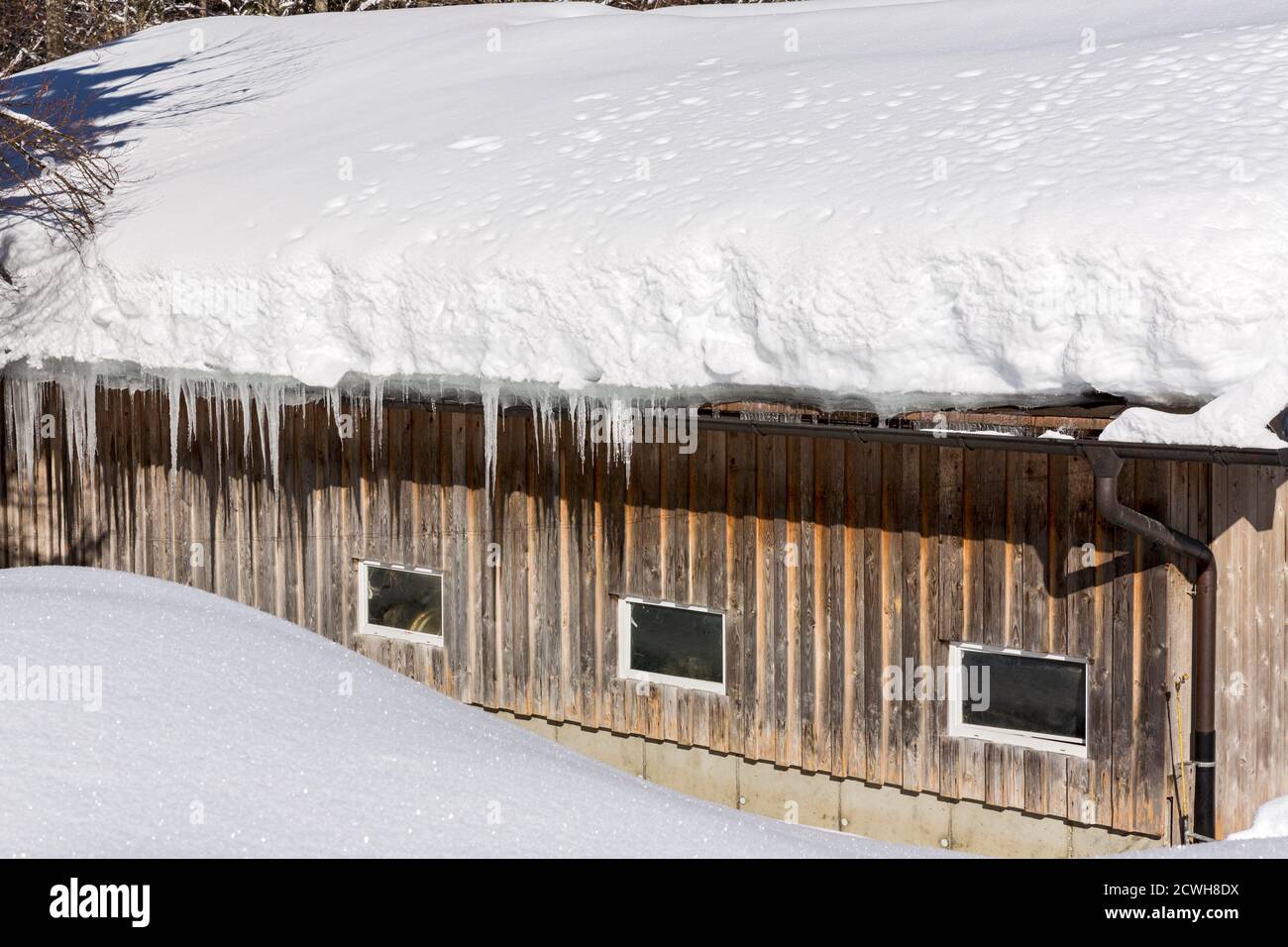 Winterlandschaft; Haus; Dach; verschneit; Eiszapfen Stock Photo