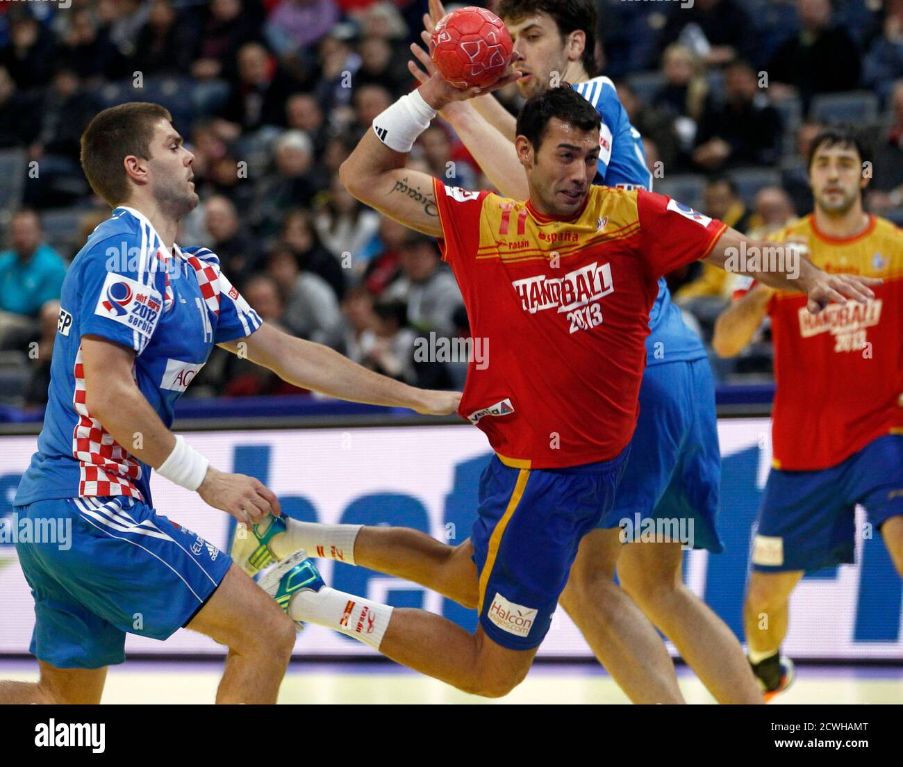 Spain's Daniel Sarmiento (C) attempts to score between Croatia's Drago  Vukovic (L) and Marko Kopljar (R) during their men's European Handball  Championship match for the third place in Belgrade January 29, 2012.