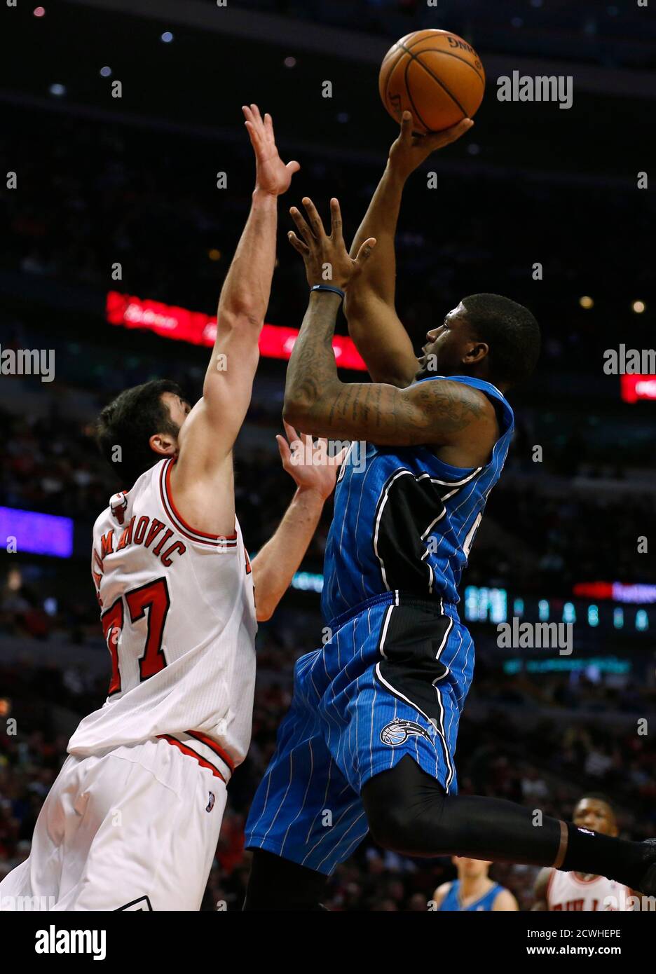 Orlando Magic's DeQuan Jones (R) goes to the basket agtainst Chicago Bulls'  Vladimir Radmanovic during the