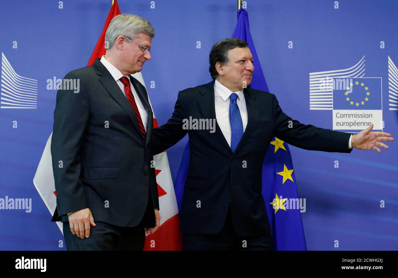European Commission President Jose Manuel Barroso welcomes Canadian Prime Minister Stephen Harper (L) ahead of a meeting at the EU Commission headquarters in Brussels October 18, 2013. The European Union and Canada are expected to close talks on a multi-billion-dollar trade deal on Friday that will integrate two of the world's biggest economies, if they can overcome final disagreements ranging from medicine patents to feta cheese.    REUTERS/Francois Lenoir (BELGIUM - Tags: POLITICS BUSINESS) Stock Photo