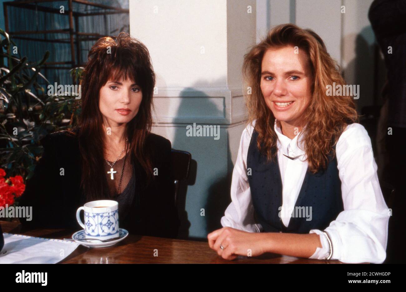 Robin Beck (links), amerikanische Rocksängerin, zu Gast beim Sender Sat1 mit Moderatorn Susan Paulsen in Mainz, Deutschland 1990. Stock Photo