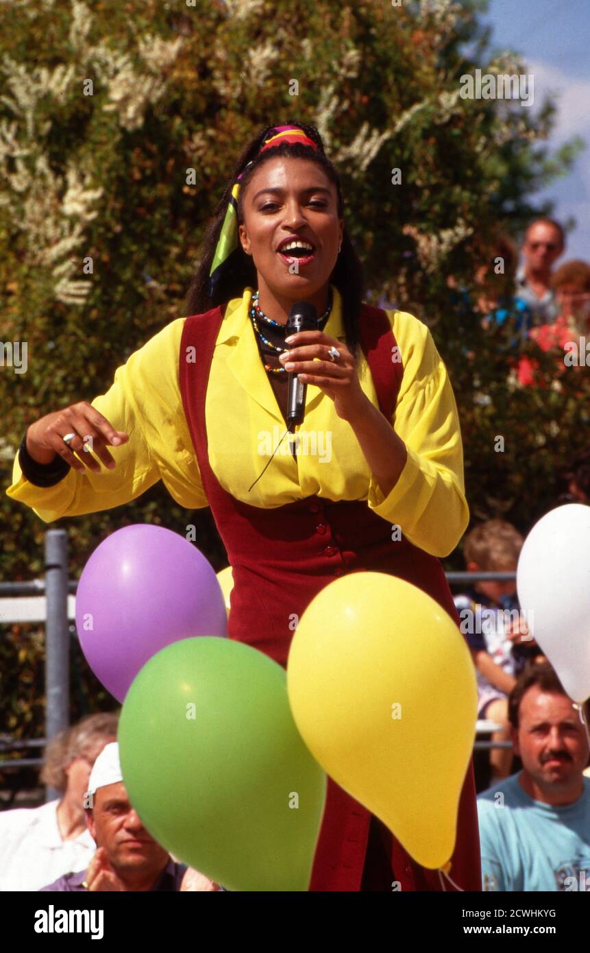 ZDF Fernsehgarten, Sonntags-Unterhaltungsshow, Sendung vom 3. Juli 1994, Gaststar: Sängerin Stock Photo