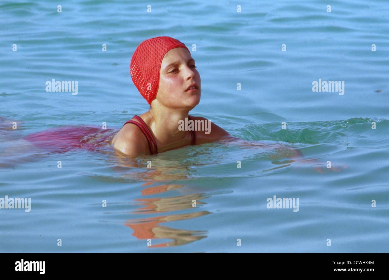 Diese Drombuschs, Fernsehserie, Deutschland 1983 - 1994, Dreharbeiten in Israel 1988, Darsteller: Adina Degen schwimmt im Toten Meer. Stock Photo