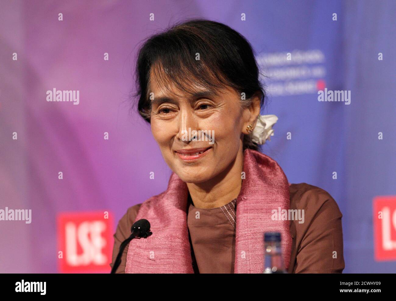 Myanmar pro-democracy leader Aung San Suu Kyi attends a discussion at the London School of Economics in central London June 19, 2012. Aung San Suu Kyi has returned to Europe for the first time since 1988, when she left her family life in Britain and found herself thrust into Myanmar's fight against dictatorship, mostly from the confines of her Yangon home.   REUTERS/Suzanne Plunkett   (BRITAIN - Tags: POLITICS SOCIETY) Stock Photo