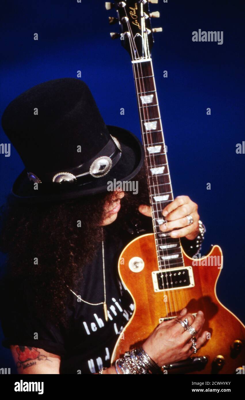 Slash guitarist hi-res stock photography and images - Alamy