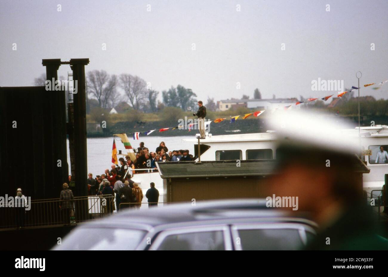 Prinz Charles und Prinzessin Diana beim Besuch in Deutschland 1987, hier: Schaulustige erhoffen 