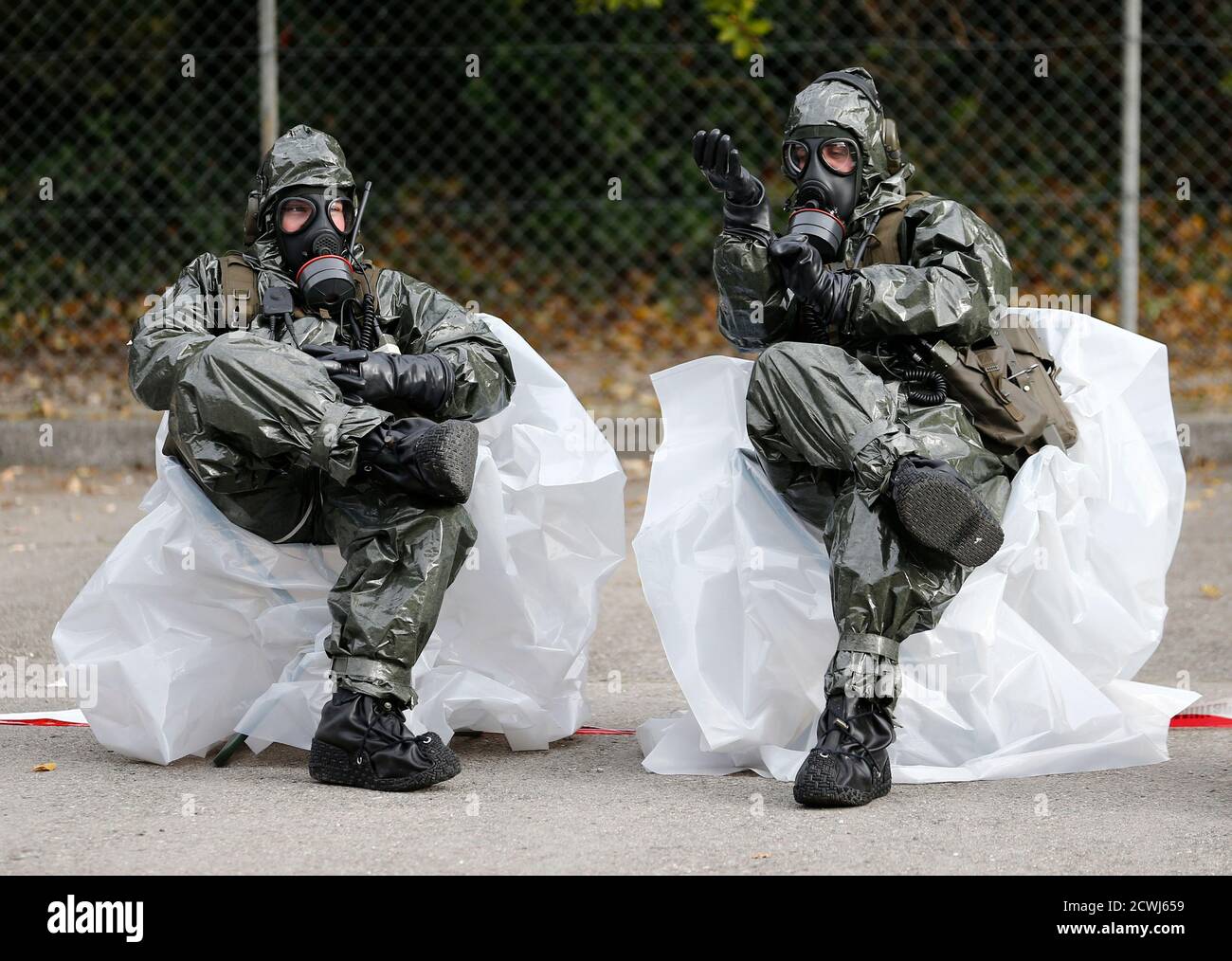 Swiss army soldiers rest during the ABC FTX14 joined drill of the Swiss and  German army Bundeswehr in Thonex near Geneva November 14, 2104. Some 900  soldiers, including 130 from the Bundeswehr,