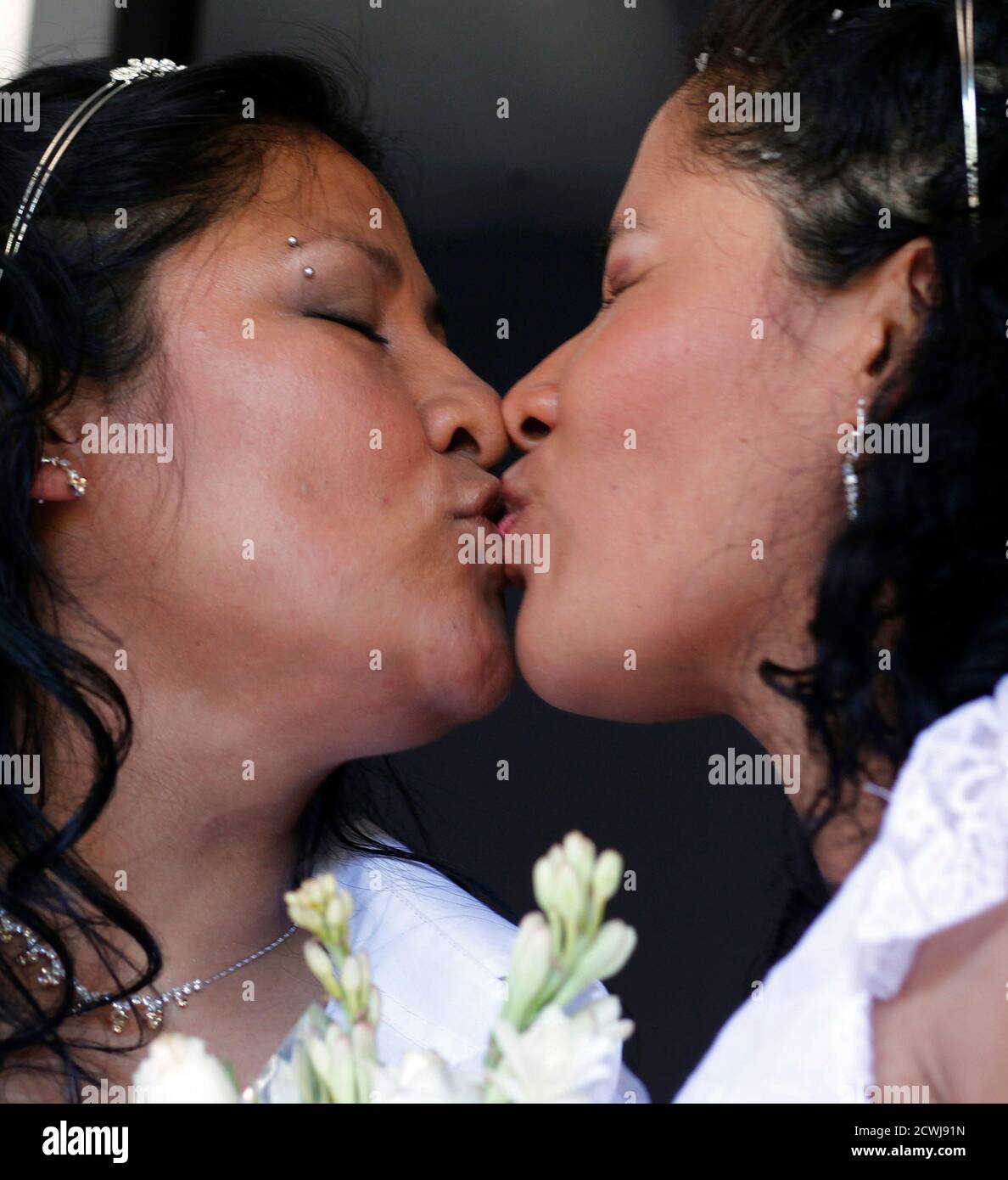 Lesbian deep kiss