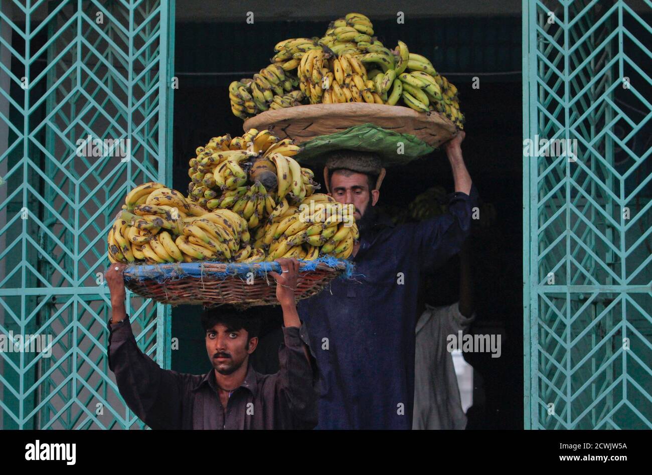 Man carrying bananas on head hires stock photography and images Alamy