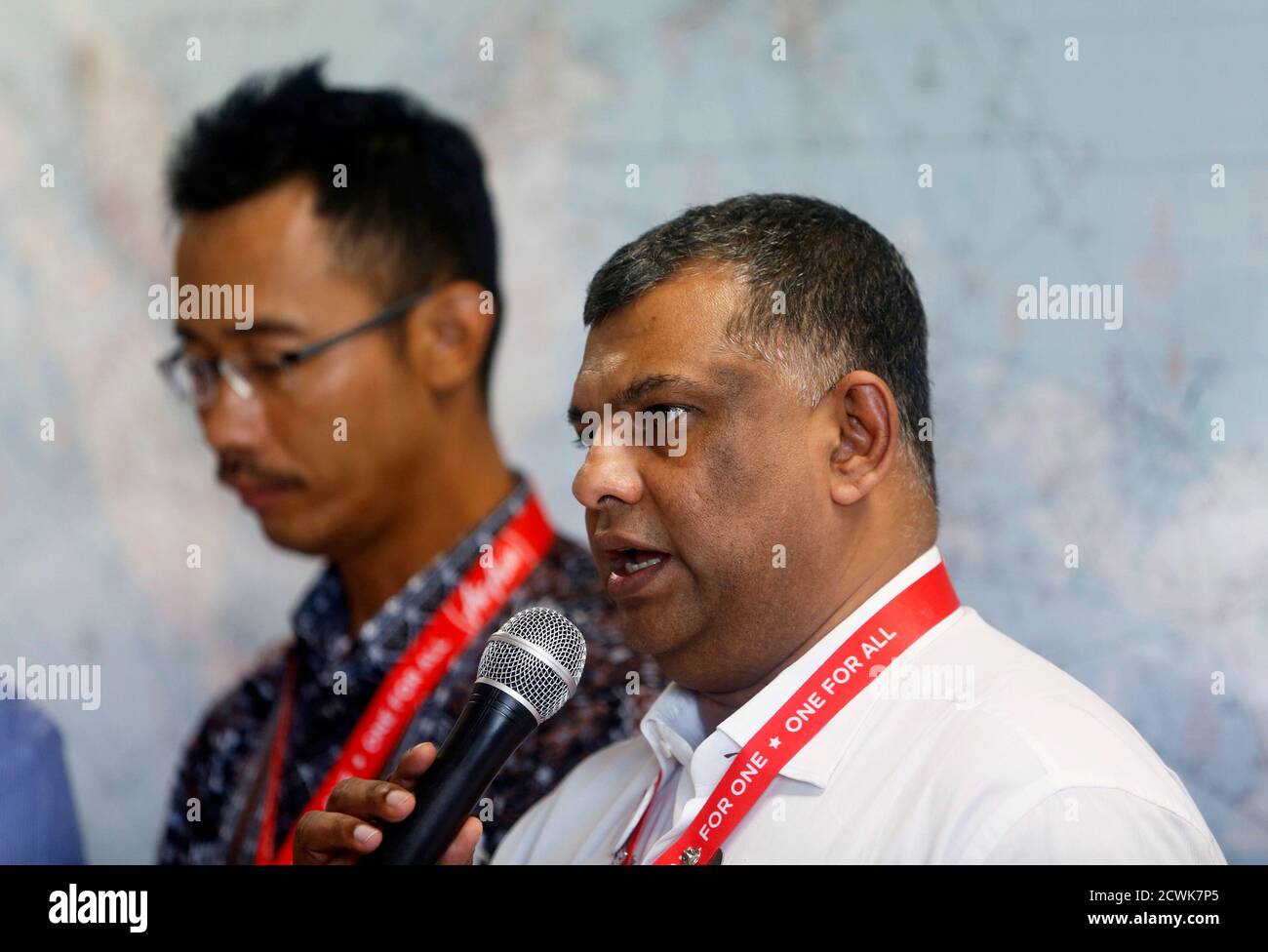 Airasia S Tony Fernandes Gets Hitched In France To Korean Girlfriend Chloe Lipstiq Com