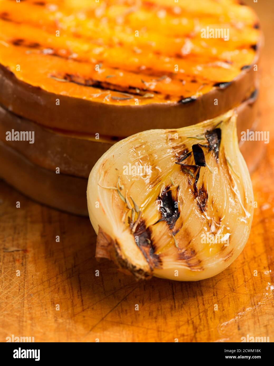 Onion slices in wooden hi-res stock photography and images - Alamy