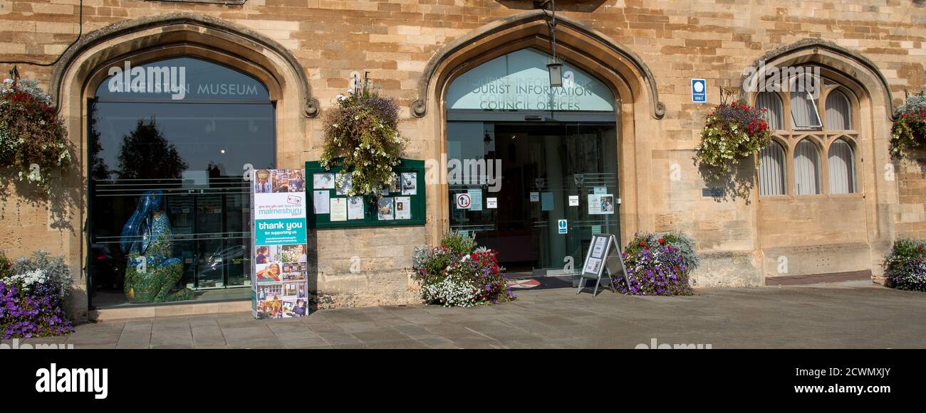 Malmesbury, Wiltshire, England, UK.  2020. The entrance to the council offices, Tourist Information office and Athelstan Museum on Cross Hayes in Malm Stock Photo