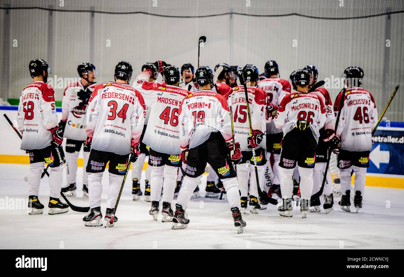 Horsholm, Denmark. 29th Sep, 2020. The players from Aalborg Pirates  celebrate the victory after the Metalligaen ice hockey match between  Rungsted Seier Capital and Aalborg Pirates at Bitcoin Arena in Horsmolm.  (Photo