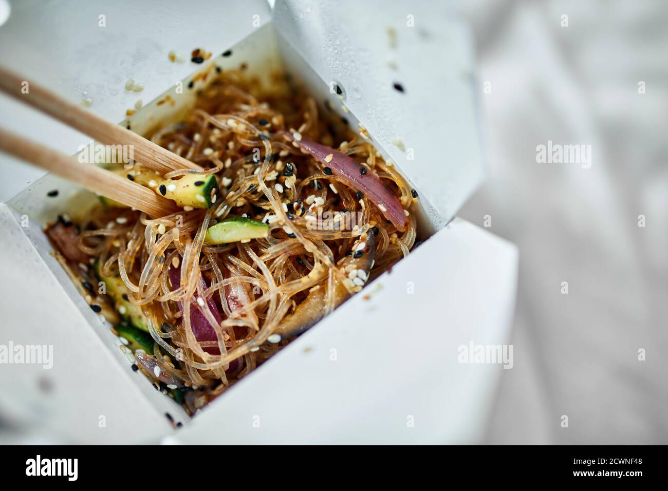 Tasty Udon noodles pasta with tempuru, shrimps wok in box delivery and  wooden sticks, Japanese spicy food, Box with Thai food, concept of fast  food de Stock Photo - Alamy