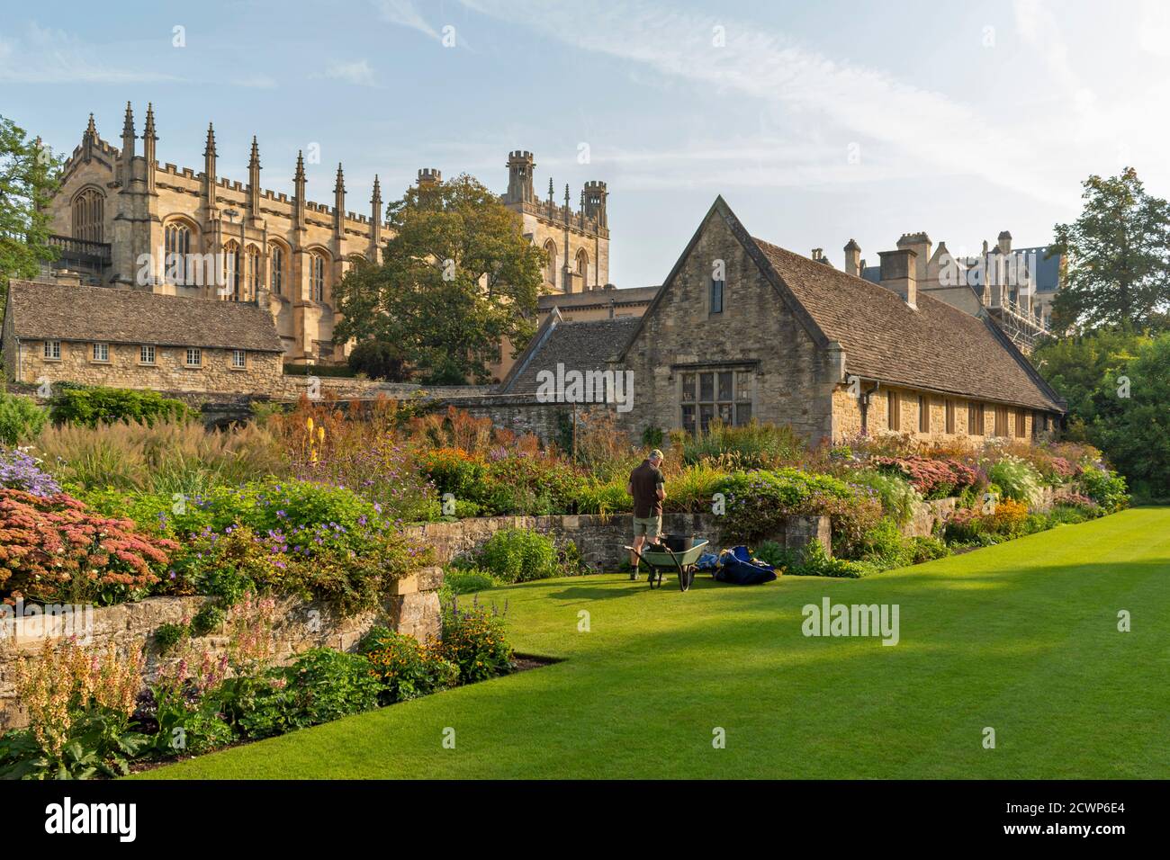 OXFORD CITY ENGLAND GARDENER AT WORK IN THE MEMORIAL GARDEN CHRIST CHURCH COLLEGE Stock Photo