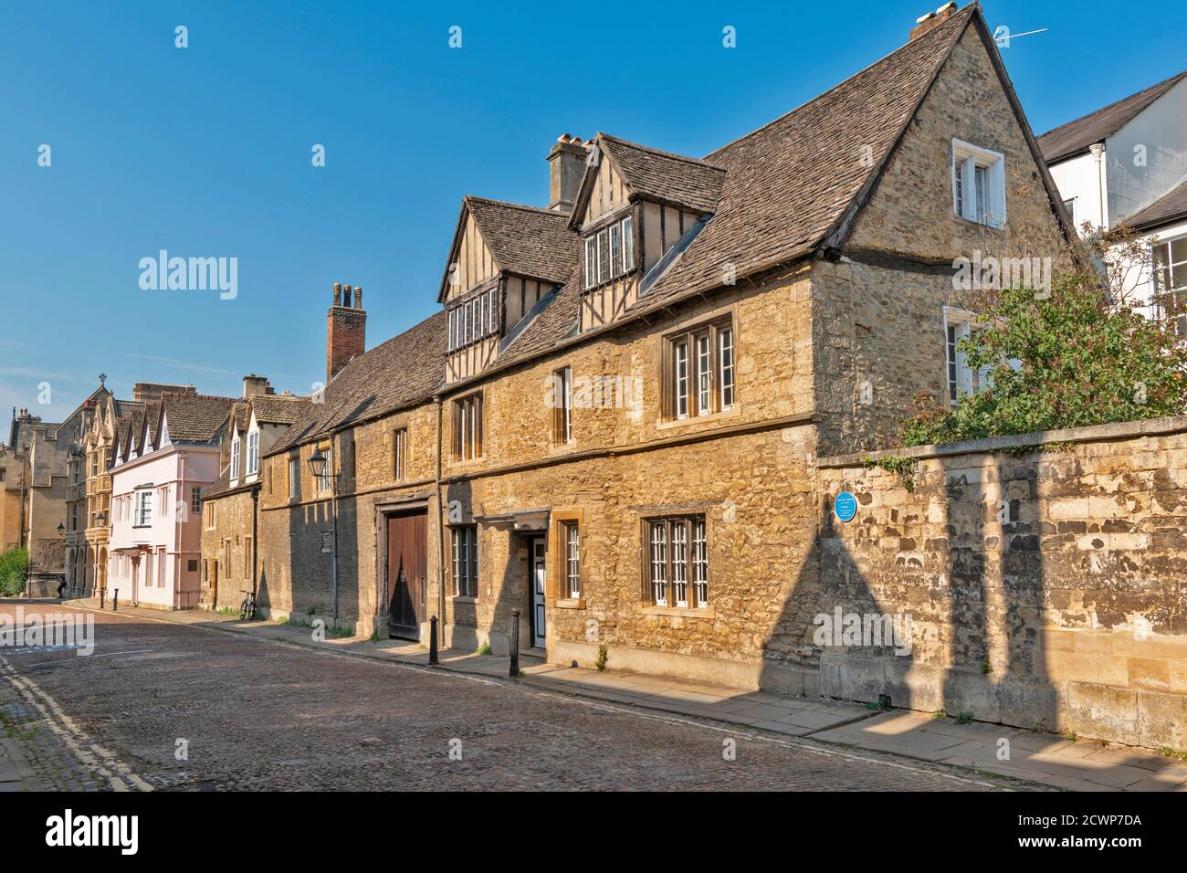 OXFORD CITY ENGLAND MERTON STREET OLD HOUSES AND ROAD OF COBBLE STONES Stock Photo