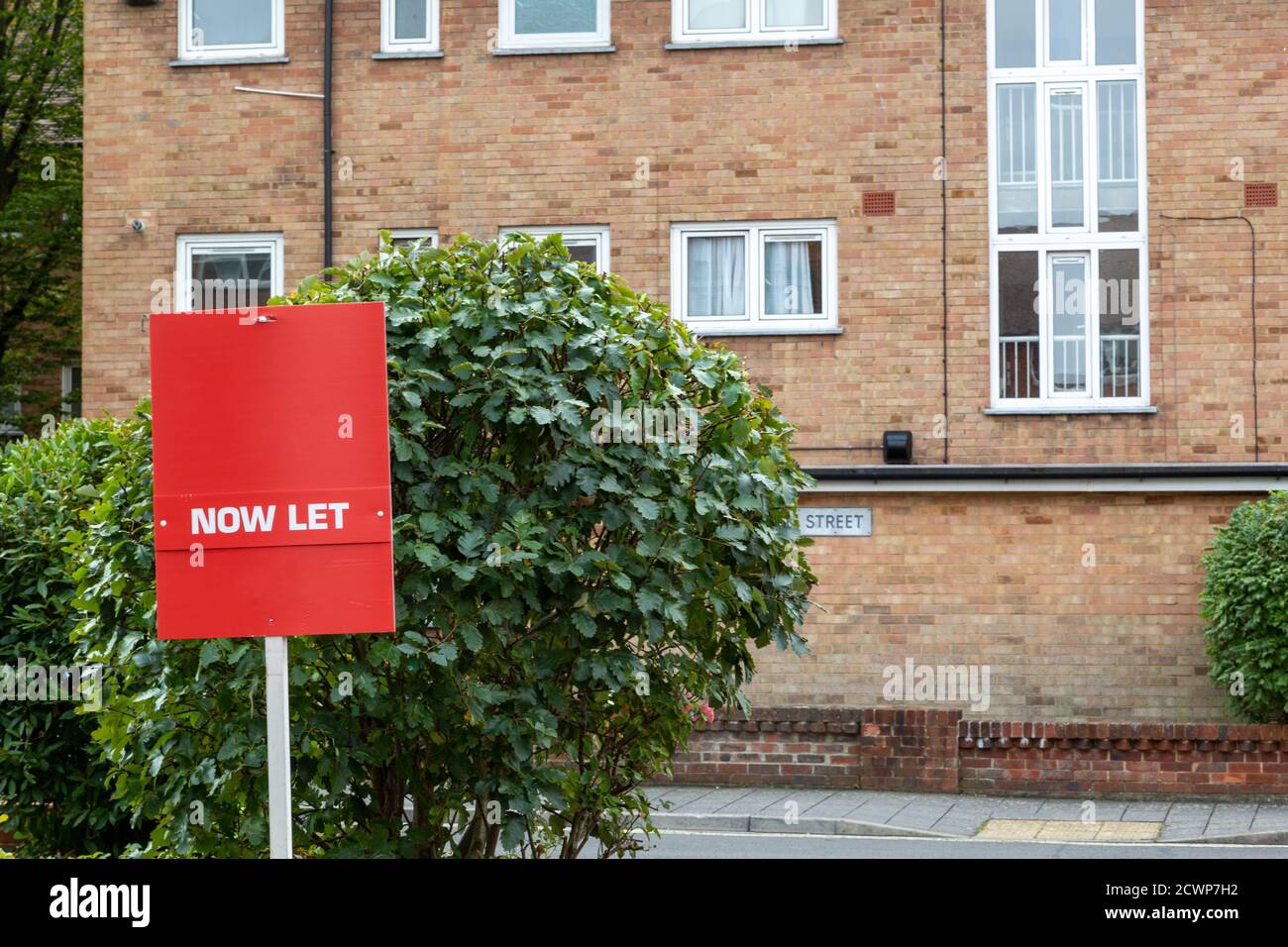 A now Let sign in front of a block of flats in the background Stock Photo
