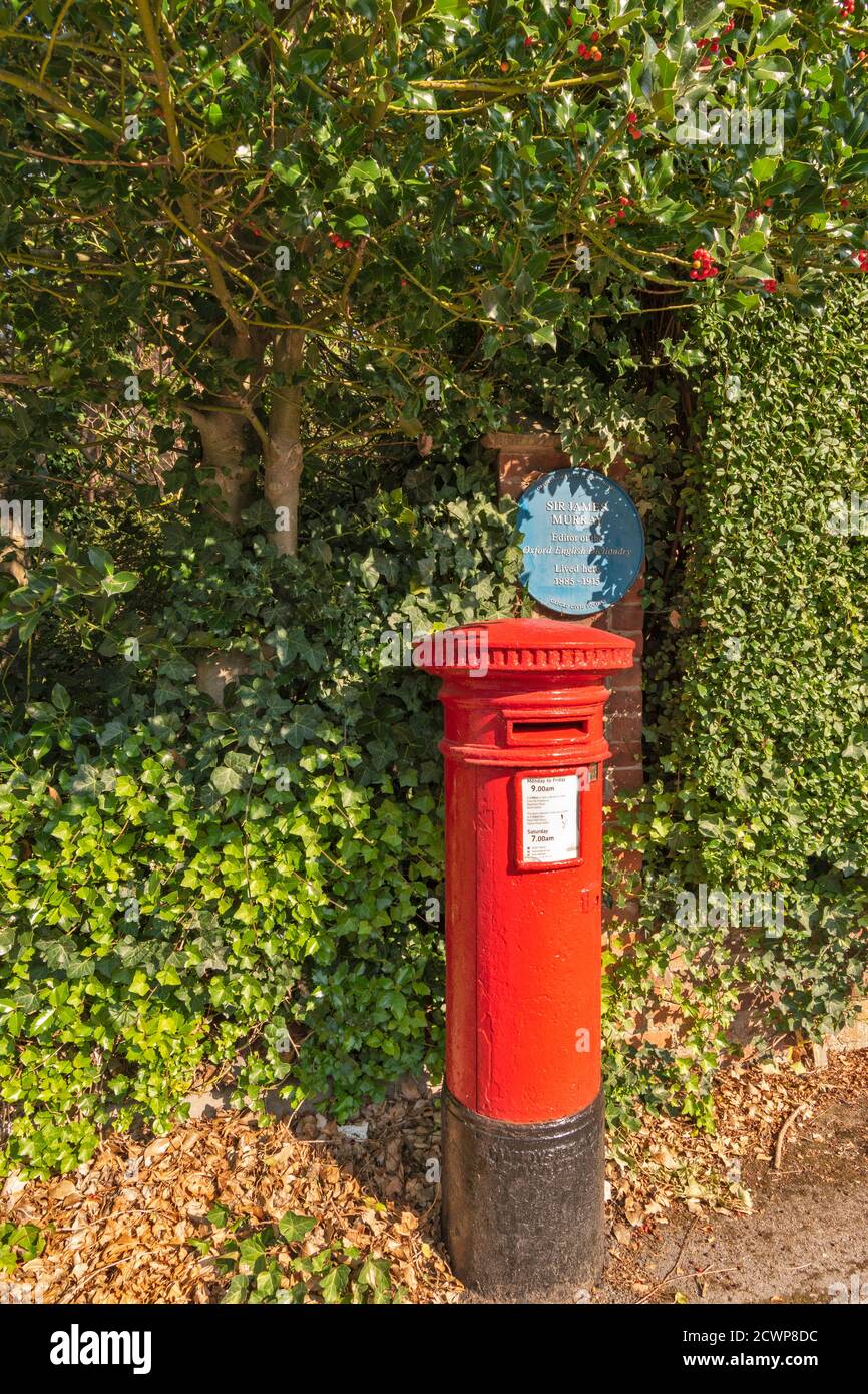 OXFORD CITY ENGLAND THE BLUE PLAQUE AND RED LETTER BOX TO COMMEMORATE JAMES MURRAY EDITOR OF THE OXFORD ENGLISH DICTIONARY Stock Photo