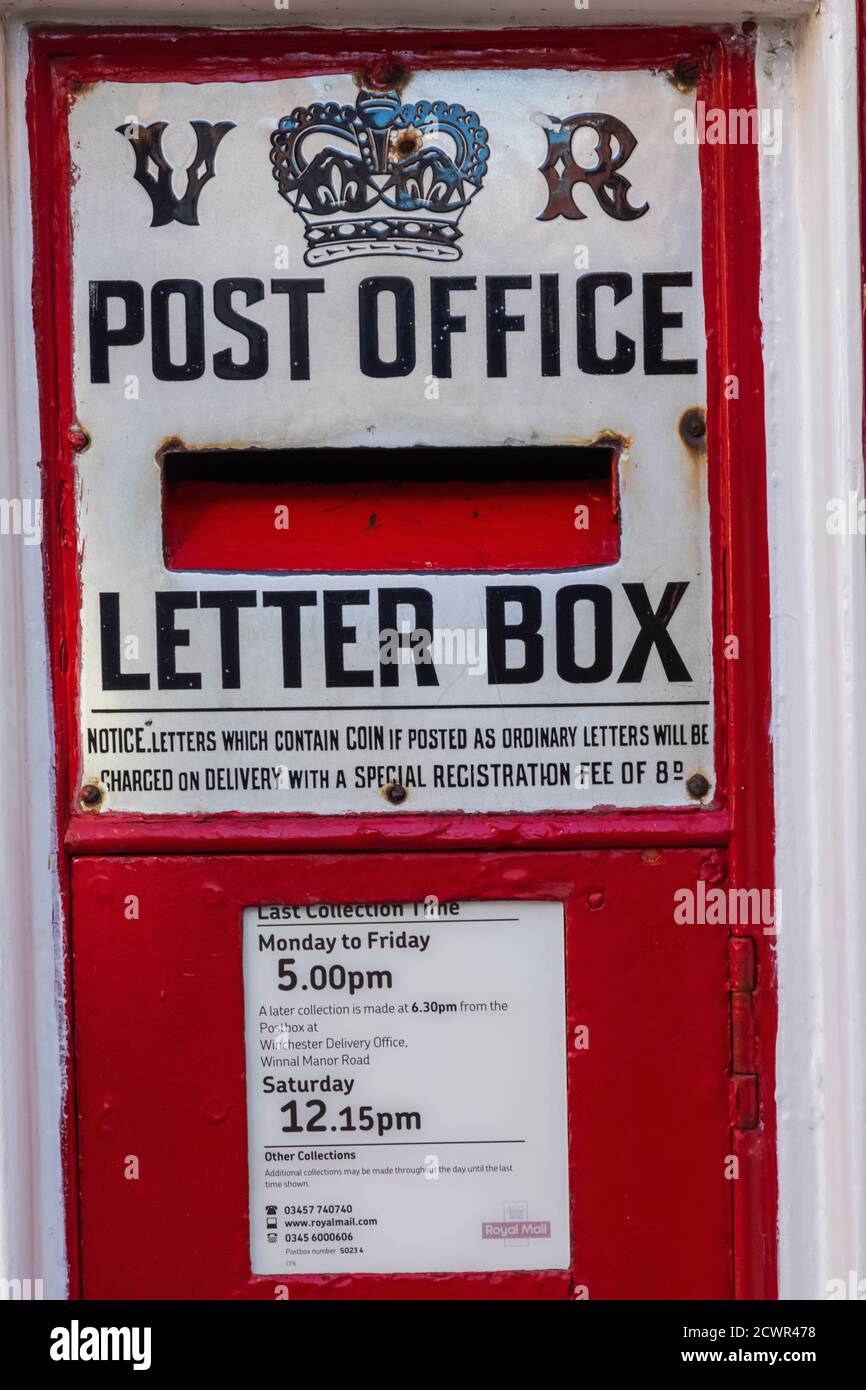 England, Hampshire, Winchester, Kingsgate, Historic VR Post Office Letter Box Stock Photo