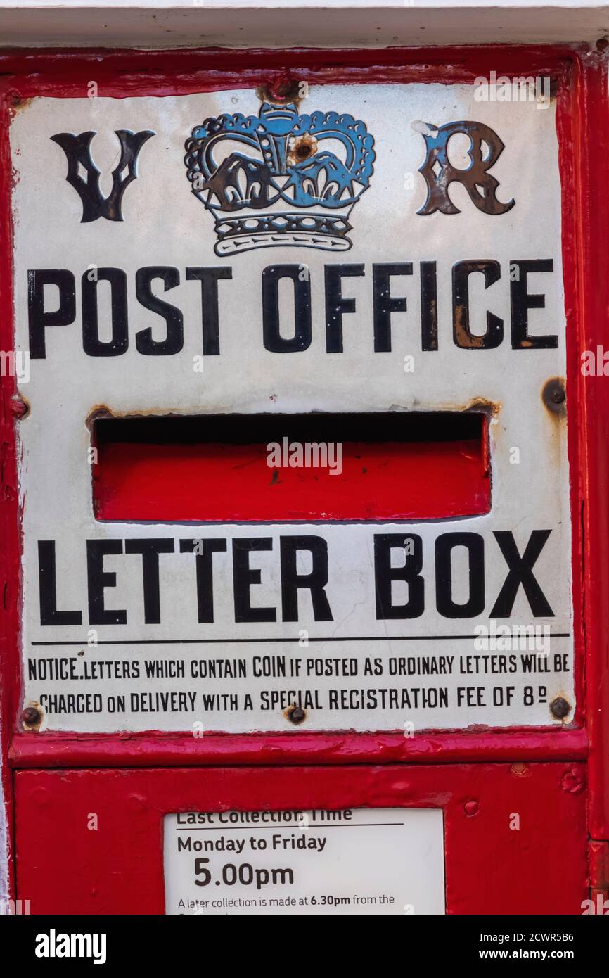 England, Hampshire, Winchester, Kingsgate, Historic VR Post Office Letter Box Stock Photo